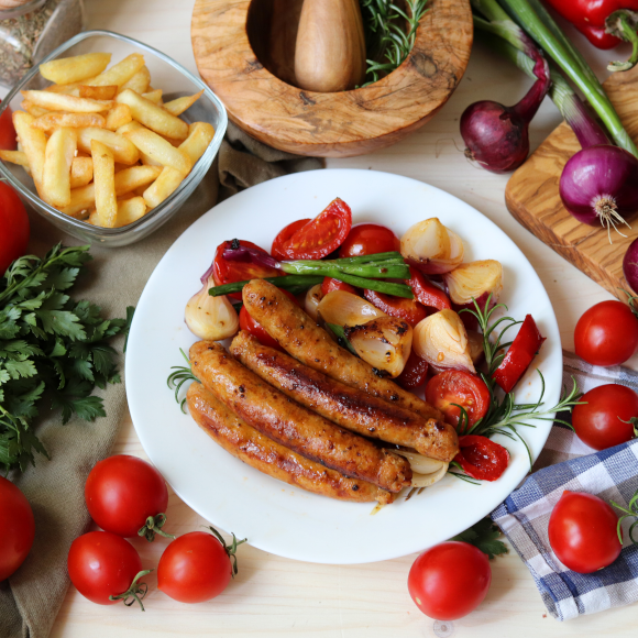 Carnati de pui cu legume la tigaie