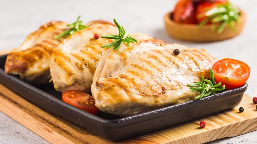 piept de pui in tava cu roșii si rozmarin