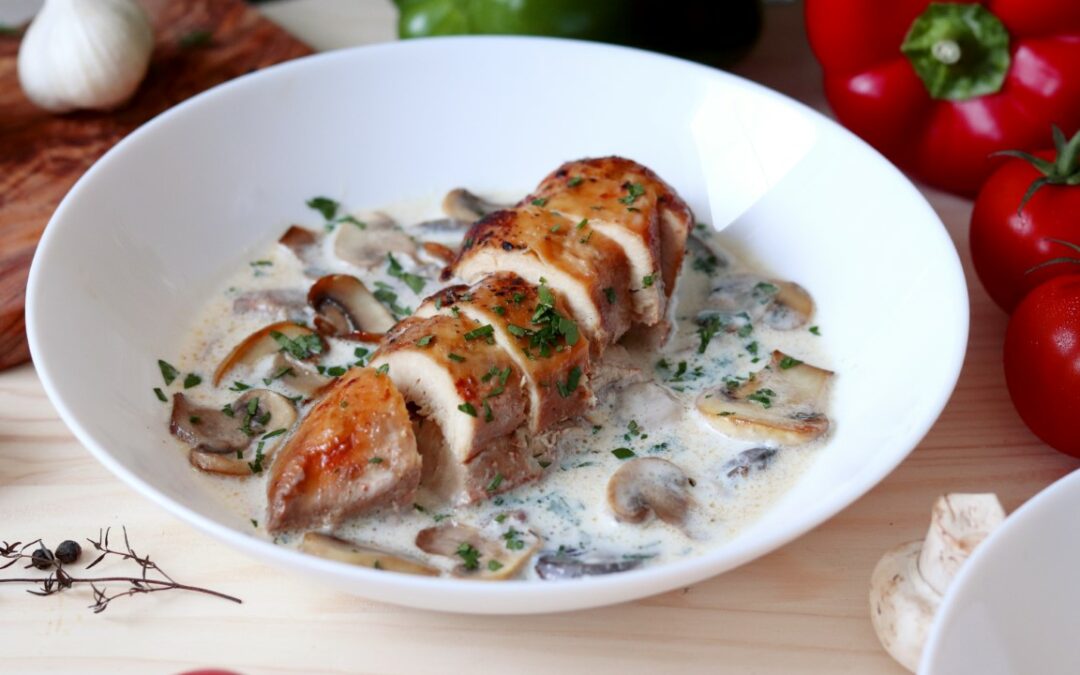 Piept de pui cu sos de smântână, ciuperci și parmezan la slowcooker